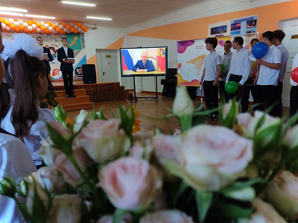 День знаний. Ежегодно 1 сентября в России отмечается День знаний, праздник начала нового учебного года для школьников, студентов, учителей и преподавателей День знаний. Ежегодно 1 сентября в России отмечается День знаний, праздник начала нового учебного года для школьников, студентов, учителей и преподавателей