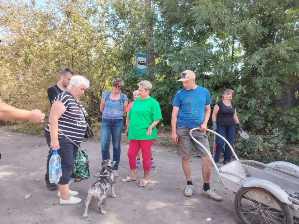 Роман Конев: Общее дело: неравнодушные жители поселка шахты «Кочегарка» Центрально-Городского района Горловки по личной инициативе вышли на субботник Роман Конев: Общее дело: неравнодушные жители поселка шахты «Кочегарка» Центрально-Городского района Горловки по личной инициативе вышли на субботник