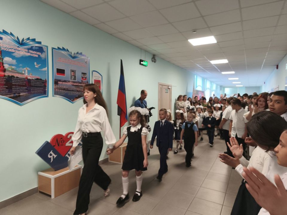 1 сентября в ГБОУ"Школа №2 г.о.Дебальцево" прошла торжественная линейка, посвященная Дню знаний 1 сентября в ГБОУ"Школа №2 г.о.Дебальцево" прошла торжественная линейка, посвященная Дню знаний