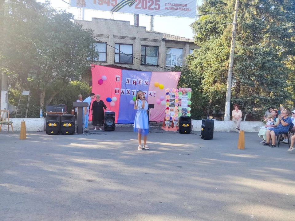 31 августа на центральной площади посёлка Троицко-Харцызск состоялась торжественная церемония ко Дню Шахтёра 31 августа на центральной площади посёлка Троицко-Харцызск состоялась торжественная церемония ко Дню Шахтёра