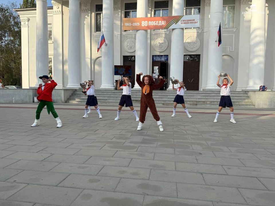 Сегодня, 1 сентября, в городе прошло праздничное первоклассное шоу, посвященное Дню знаний, специально для первоклассников Сегодня, 1 сентября, в городе прошло праздничное первоклассное шоу, посвященное Дню знаний, специально для первоклассников