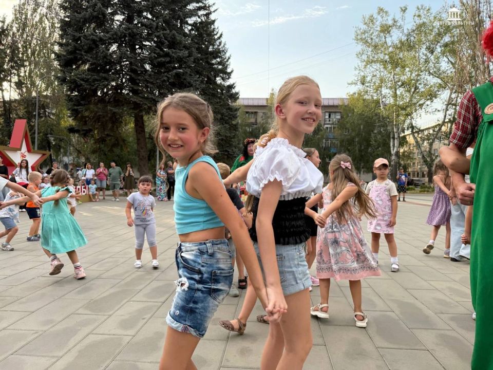 Сегодня, 1 сентября, в городе прошло праздничное первоклассное шоу, посвященное Дню знаний, специально для первоклассников Сегодня, 1 сентября, в городе прошло праздничное первоклассное шоу, посвященное Дню знаний, специально для первоклассников