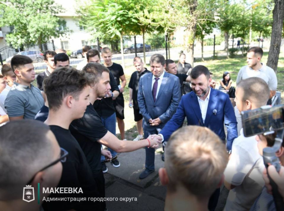 Торжественные линейки, посвящённые Дню знаний и Первому звонку, состоялись сегодня во всех учебных заведениях Макеевки Торжественные линейки, посвящённые Дню знаний и Первому звонку, состоялись сегодня во всех учебных заведениях Макеевки