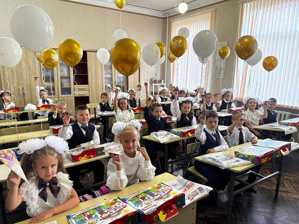 Подарки первоклассникам от шефа-региона Ленинградской области Подарки первоклассникам от шефа-региона Ленинградской области