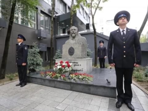 Во Владивостоке торжественно открыли памятник основателю ВЧК Феликсу Эдмундовичу Дзержинскому Во Владивостоке торжественно открыли памятник основателю ВЧК Феликсу Эдмундовичу Дзержинскому