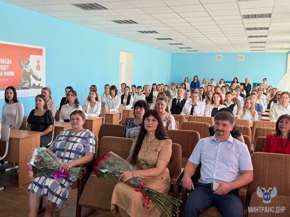 Замминистра транспорта Виктор Назаров поздравил учащихся, студентов и педагогов Шахтерска с праздником Первого звонка и Днем знаний Замминистра транспорта Виктор Назаров поздравил учащихся, студентов и педагогов Шахтерска с праздником Первого звонка и Днем знаний