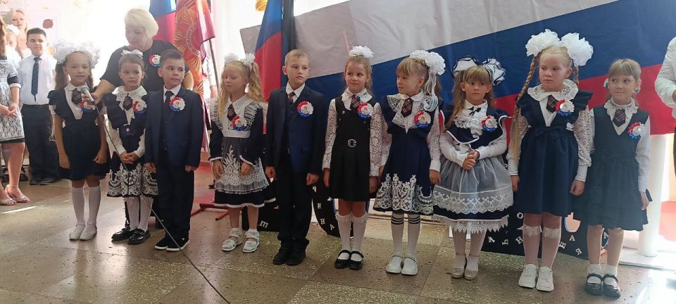 ДЕНЬ ЗНАНИЙ!. В школе №3 города Дебальцево состоялся торжественный первый звонок, ознаменовавший начало нового учебного года ,праздник Дня знаний ДЕНЬ ЗНАНИЙ!. В школе №3 города Дебальцево состоялся торжественный первый звонок, ознаменовавший начало нового учебного года ,праздник Дня знаний
