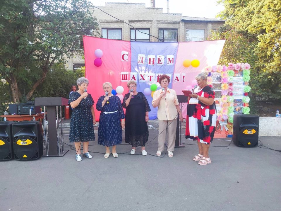 31 августа на центральной площади посёлка Троицко-Харцызск состоялась торжественная церемония ко Дню Шахтёра 31 августа на центральной площади посёлка Троицко-Харцызск состоялась торжественная церемония ко Дню Шахтёра