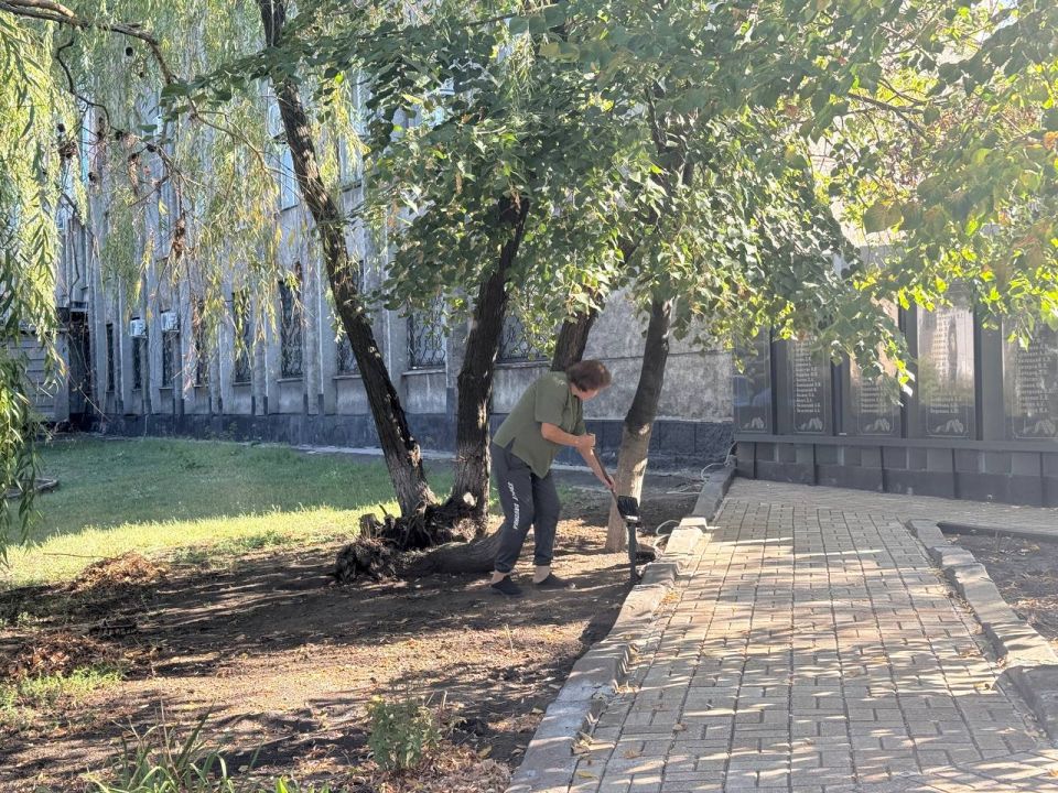 В преддверии празднования Дня освобождения Дебальцево, на Монументе «Дебальцевская операция. Их имена бессмертны» состоялся субботник под девизом «Чистая память» В преддверии празднования Дня освобождения Дебальцево, на Монументе «Дебальцевская операция. Их имена бессмертны» состоялся субботник под девизом «Чистая память»