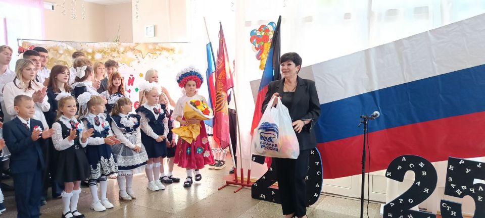 ДЕНЬ ЗНАНИЙ!. В школе №3 города Дебальцево состоялся торжественный первый звонок, ознаменовавший начало нового учебного года ,праздник Дня знаний ДЕНЬ ЗНАНИЙ!. В школе №3 города Дебальцево состоялся торжественный первый звонок, ознаменовавший начало нового учебного года ,праздник Дня знаний