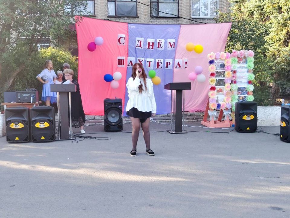 31 августа на центральной площади посёлка Троицко-Харцызск состоялась торжественная церемония ко Дню Шахтёра 31 августа на центральной площади посёлка Троицко-Харцызск состоялась торжественная церемония ко Дню Шахтёра