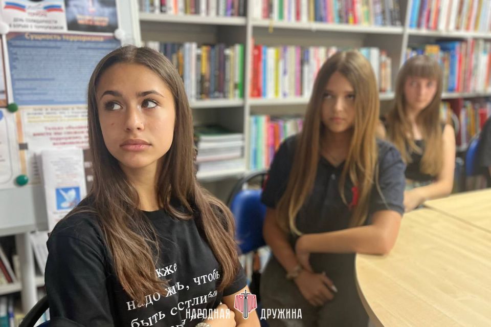 Жизнь, отданная Донбассу. Активисты Мангушского штаба Народной Дружины провели кинопоказ в память о Первом Главе Донецкой Народной Республики — Александре Владимировиче Захарченко Жизнь, отданная Донбассу. Активисты Мангушского штаба Народной Дружины провели кинопоказ в память о Первом Главе Донецкой Народной Республики — Александре Владимировиче Захарченко