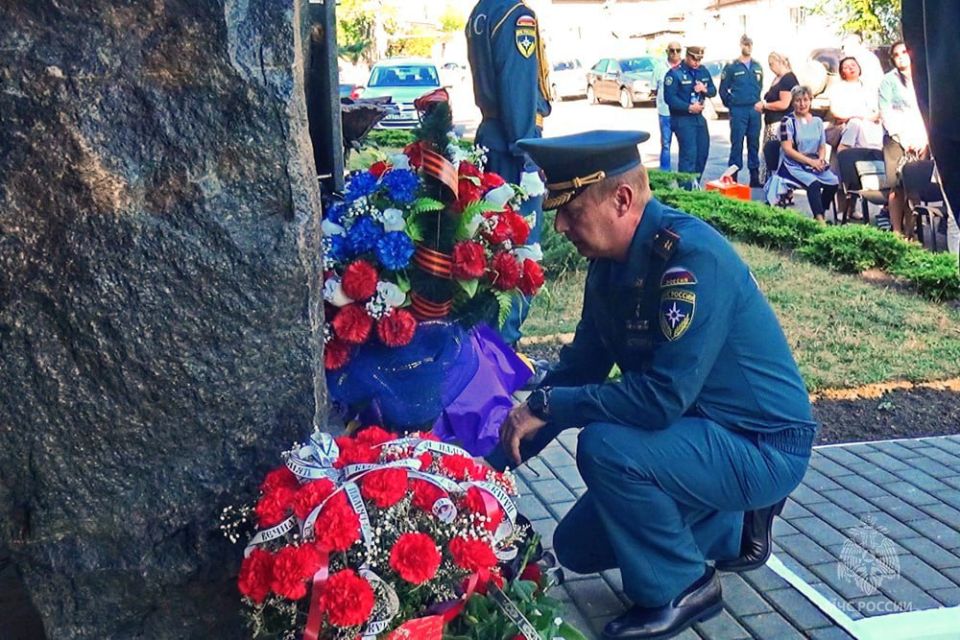 В ДНР почтили память 13 спасателей, попавших под артобстрел ВСУ В ДНР почтили память 13 спасателей, попавших под артобстрел ВСУ
