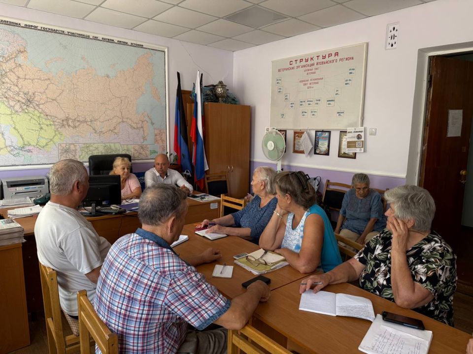 Денис Зубов: Встреча с коллективом. 1 сентября в городском округе Иловайск состоялась встреча первого заместителя главы администрации Михаила Николаевича Свердлова с представителями Совета ветеранов войны и труда города... Денис Зубов: Встреча с коллективом. 1 сентября в городском округе Иловайск состоялась встреча первого заместителя главы администрации Михаила Николаевича Свердлова с представителями Совета ветеранов войны и труда города...