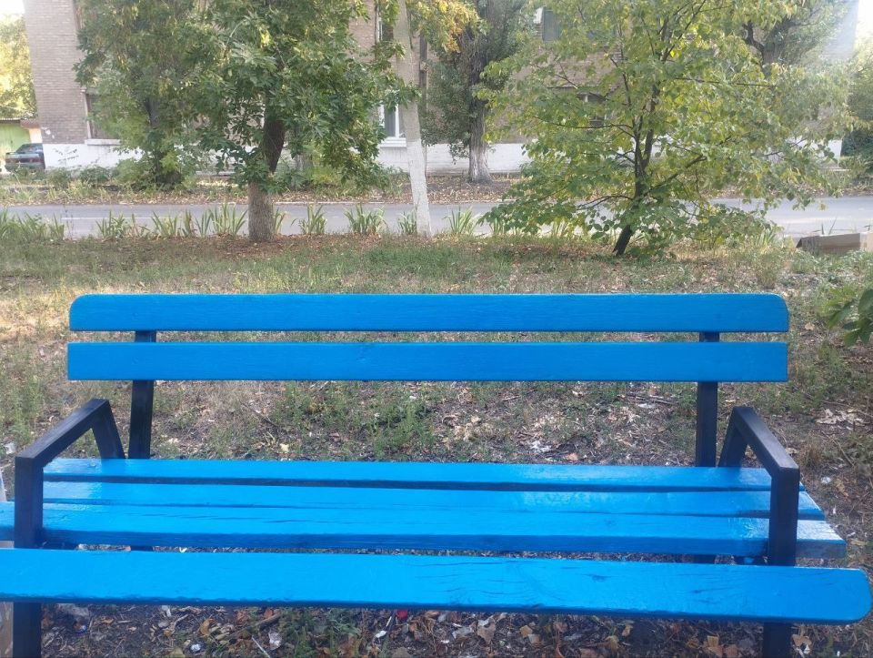 В Ждановке продолжают реставрацию скамеек В Ждановке продолжают реставрацию скамеек