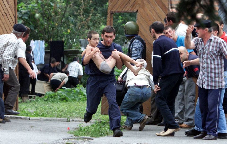 Сегодня исполнился 21 год с момента теракта в Беслане, когда в 2004 году террористы захватили школу и взяли в заложники более 1000 человек, в основном детей Сегодня исполнился 21 год с момента теракта в Беслане, когда в 2004 году террористы захватили школу и взяли в заложники более 1000 человек, в основном детей