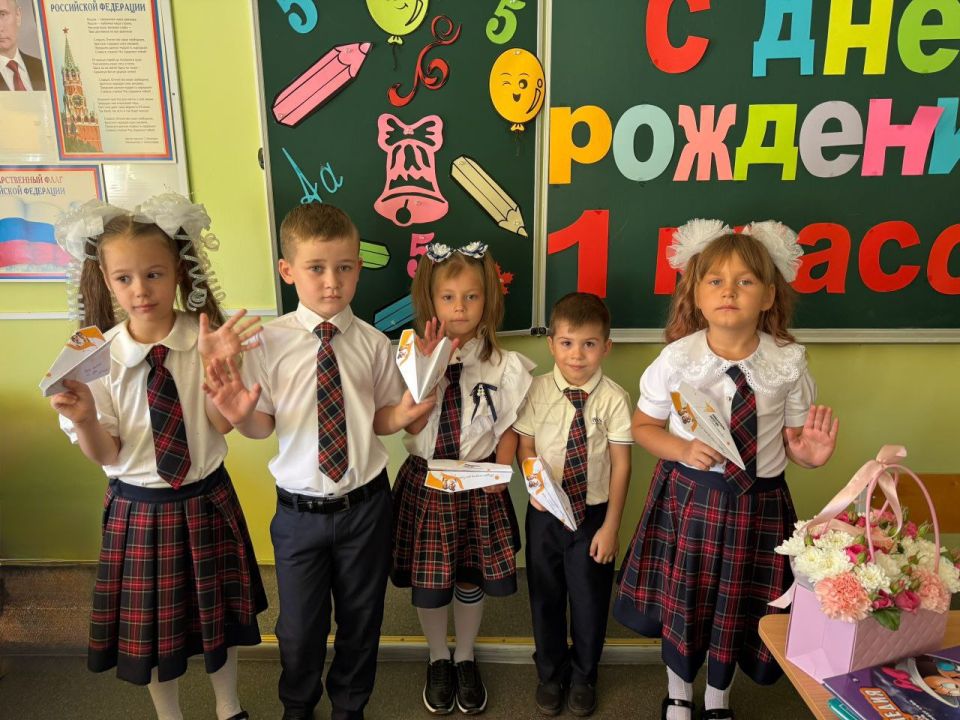 День знаний. Ежегодно 1 сентября в России отмечается День знаний, праздник начала нового учебного года для школьников, студентов, учителей и преподавателей День знаний. Ежегодно 1 сентября в России отмечается День знаний, праздник начала нового учебного года для школьников, студентов, учителей и преподавателей