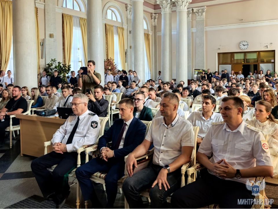 Александр Бондаренко: С радостью принял приглашение посетить праздник посвящения в студенты в Донецком институте железнодорожного транспорта Александр Бондаренко: С радостью принял приглашение посетить праздник посвящения в студенты в Донецком институте железнодорожного транспорта