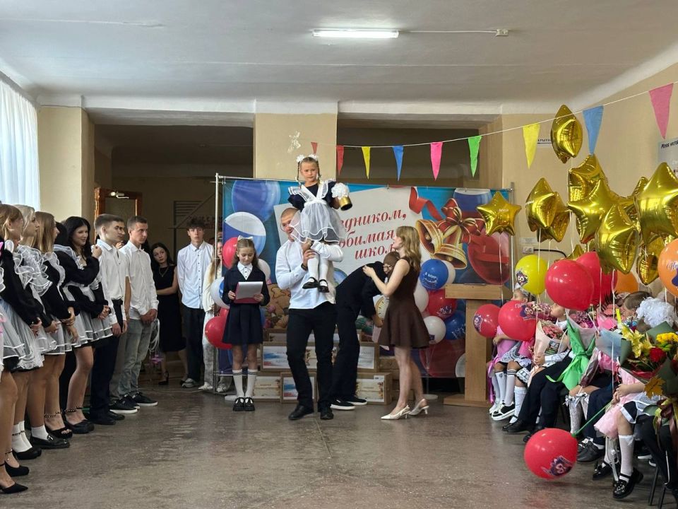 В школах Ждановки прозвенел Первый школьный звонок В школах Ждановки прозвенел Первый школьный звонок