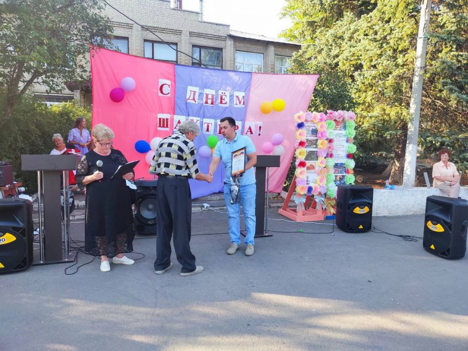 31 августа на центральной площади посёлка Троицко-Харцызск состоялась торжественная церемония ко Дню Шахтёра 31 августа на центральной площади посёлка Троицко-Харцызск состоялась торжественная церемония ко Дню Шахтёра