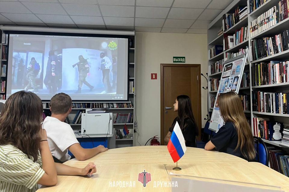 Жизнь, отданная Донбассу. Активисты Мангушского штаба Народной Дружины провели кинопоказ в память о Первом Главе Донецкой Народной Республики — Александре Владимировиче Захарченко Жизнь, отданная Донбассу. Активисты Мангушского штаба Народной Дружины провели кинопоказ в память о Первом Главе Донецкой Народной Республики — Александре Владимировиче Захарченко