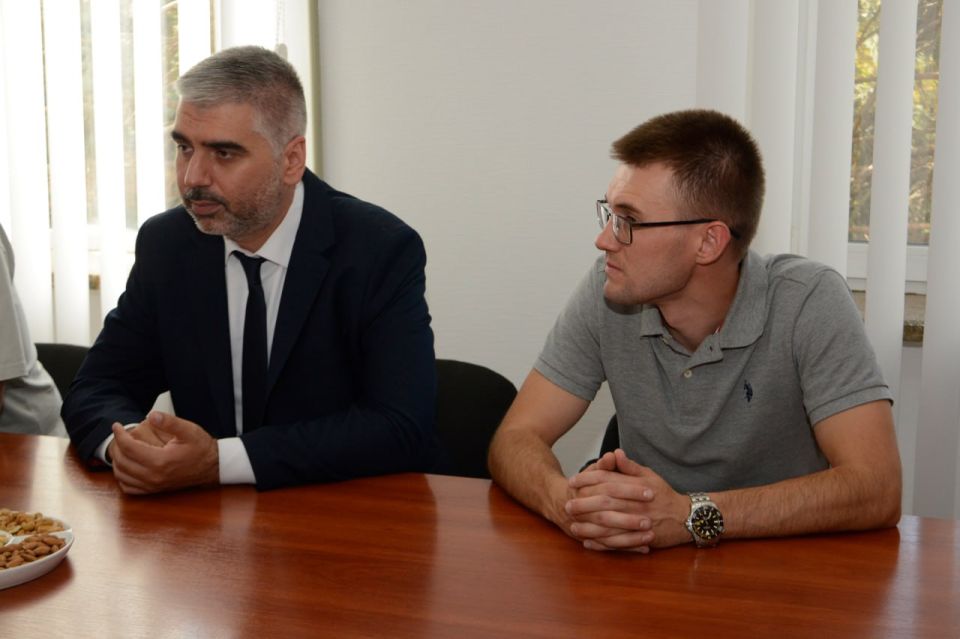 Алексей Дорофеев: Провели продуктивную рабочую встречу с коллегой, депутатом Богданом Ткачуком, и руководителем Володарского муниципального округа Сергеем Вильевичем Юзвинкевичем Алексей Дорофеев: Провели продуктивную рабочую встречу с коллегой, депутатом Богданом Ткачуком, и руководителем Володарского муниципального округа Сергеем Вильевичем Юзвинкевичем