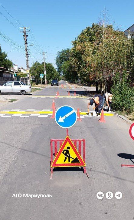 Дорожники продолжают обновлять разметку возле мариупольских школ Дорожники продолжают обновлять разметку возле мариупольских школ