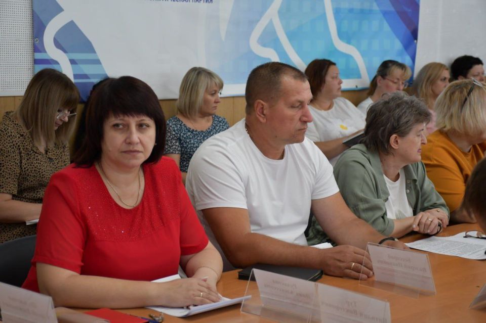 Сегодня, 1 сентября, глава муниципального образования городского округа Дебальцево , Сергей Желновач провел расширенное аппаратное совещание Сегодня, 1 сентября, глава муниципального образования городского округа Дебальцево , Сергей Желновач провел расширенное аппаратное совещание