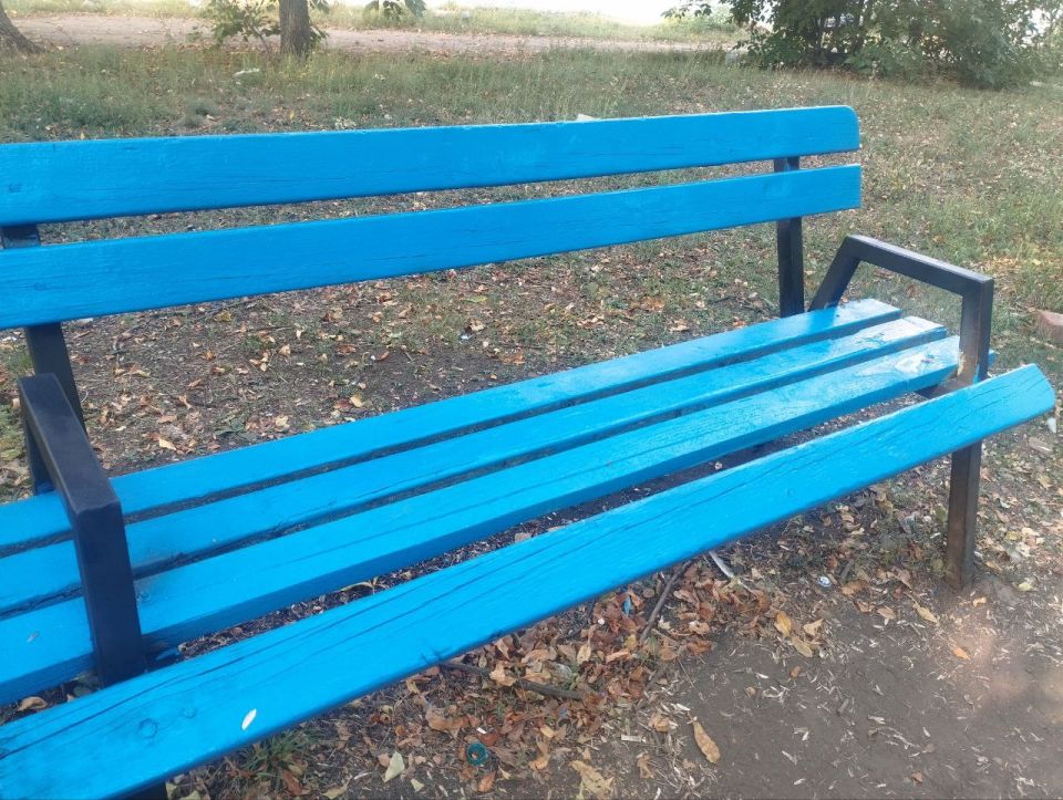 В Ждановке продолжают реставрацию скамеек В Ждановке продолжают реставрацию скамеек