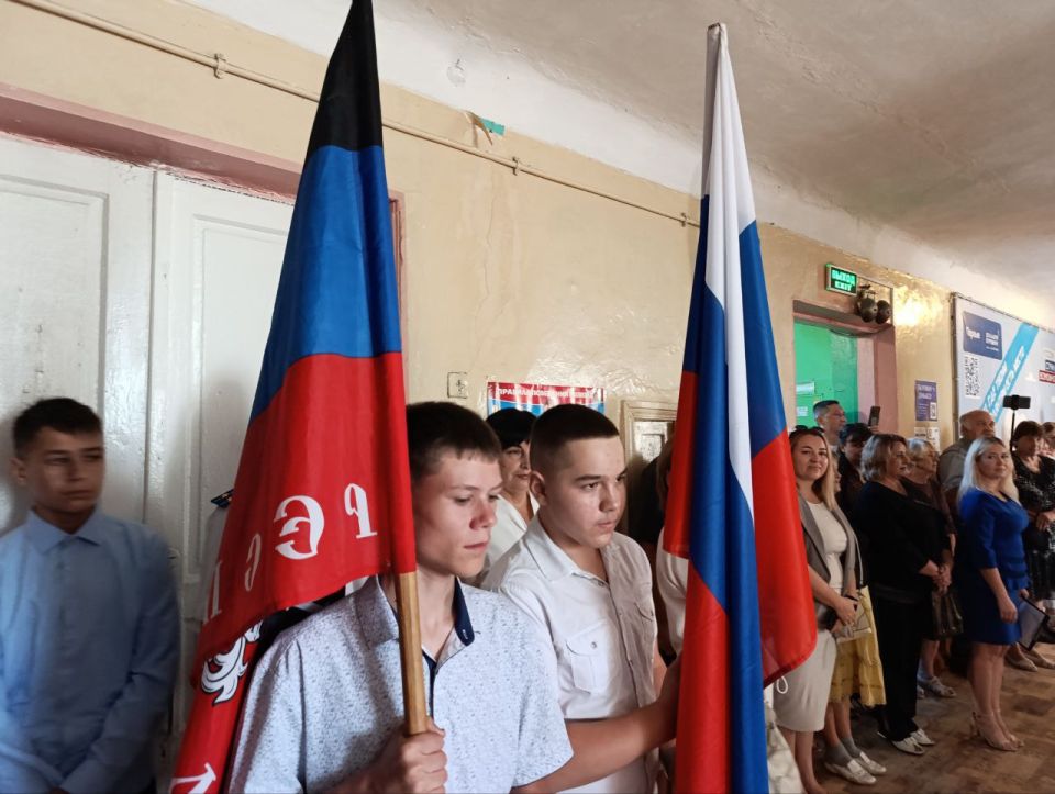 Сегодня, 1 сентября, в День знаний, первый заместитель Главы администрации городского округа Торез, и. п. секретаря Торезского местного отделения партии Анна Макарова, посетила школу №13 Сегодня, 1 сентября, в День знаний, первый заместитель Главы администрации городского округа Торез, и. п. секретаря Торезского местного отделения партии Анна Макарова, посетила школу №13