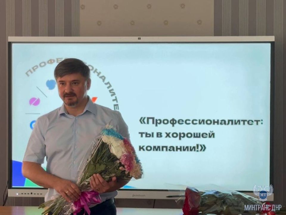 Замминистра транспорта Виктор Назаров поздравил учащихся, студентов и педагогов Шахтерска с праздником Первого звонка и Днем знаний Замминистра транспорта Виктор Назаров поздравил учащихся, студентов и педагогов Шахтерска с праздником Первого звонка и Днем знаний
