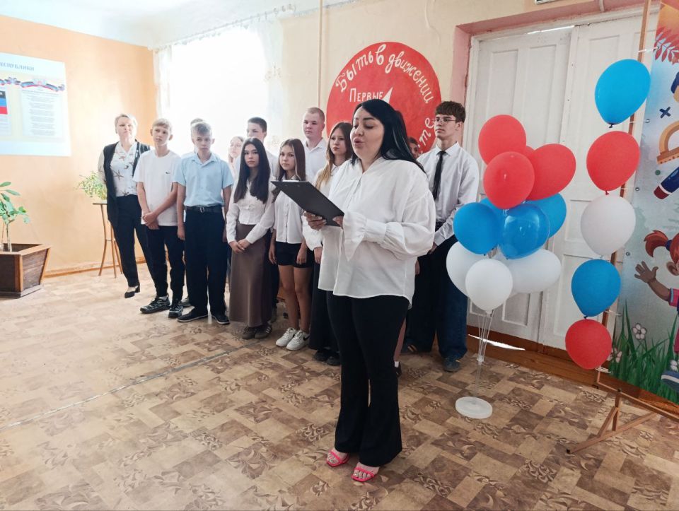 Сегодня, 1 сентября, в День знаний, первый заместитель Главы администрации городского округа Торез, и. п. секретаря Торезского местного отделения партии Анна Макарова, посетила школу №13 Сегодня, 1 сентября, в День знаний, первый заместитель Главы администрации городского округа Торез, и. п. секретаря Торезского местного отделения партии Анна Макарова, посетила школу №13