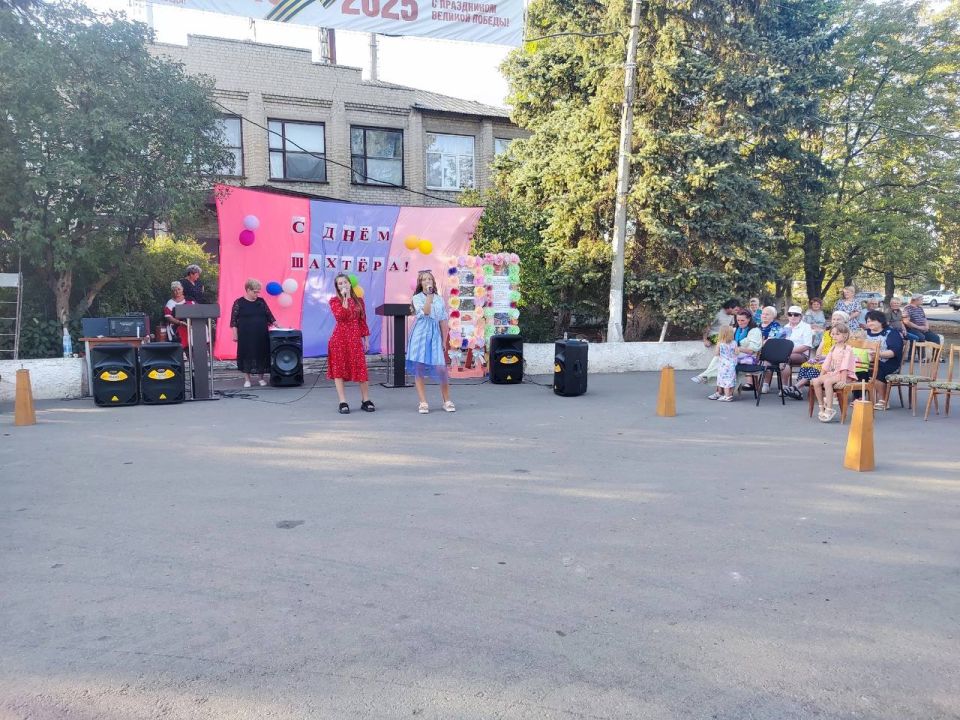 31 августа на центральной площади посёлка Троицко-Харцызск состоялась торжественная церемония ко Дню Шахтёра 31 августа на центральной площади посёлка Троицко-Харцызск состоялась торжественная церемония ко Дню Шахтёра