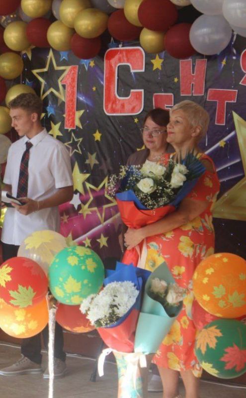Снова школа собирает нас…. Осень приходит к нам с трогательным праздником – Днём Знаний Снова школа собирает нас…. Осень приходит к нам с трогательным праздником – Днём Знаний