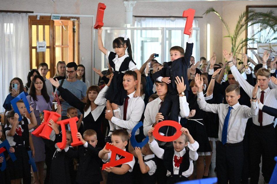 Глава ДНР, Секретарь Донецкого регионального отделения Единой России Денис Пушилин поздравил учеников родного макеевского лицея №1 с началом нового учебного года Глава ДНР, Секретарь Донецкого регионального отделения Единой России Денис Пушилин поздравил учеников родного макеевского лицея №1 с началом нового учебного года