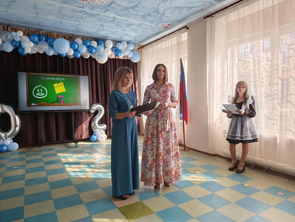 В Снежном прошли торжественные линейки ко Дню знаний В Снежном прошли торжественные линейки ко Дню знаний