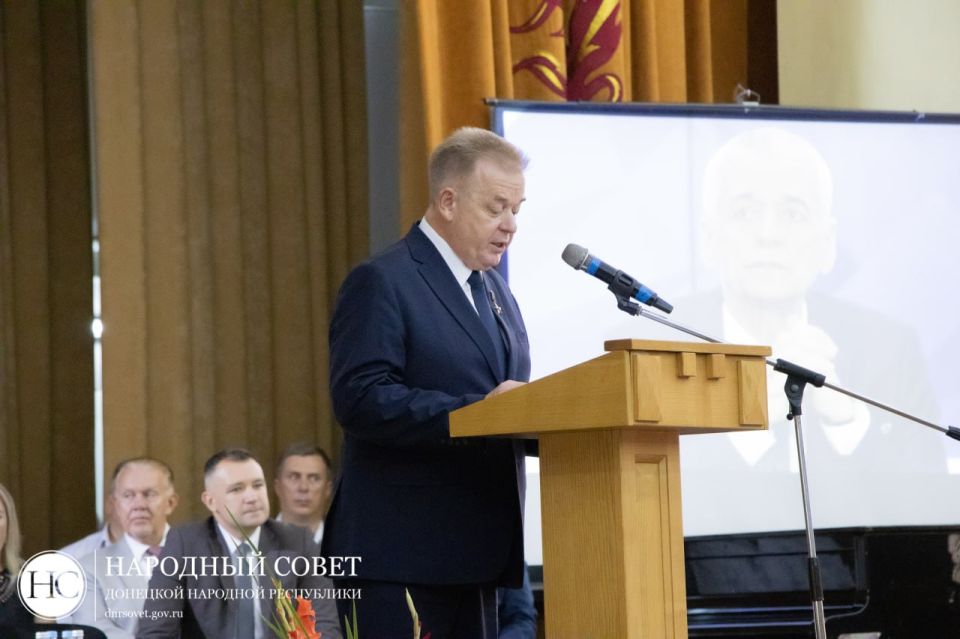 Николай Сытов дал напутствие первокурсникам Донецкого государственного медицинского университета Николай Сытов дал напутствие первокурсникам Донецкого государственного медицинского университета