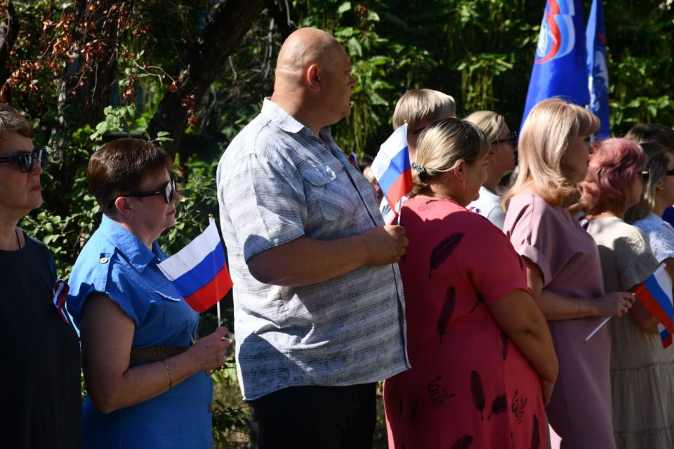 Сегодня, 22.08.2025, в рамках празднования Дня Государственного флага Российской Федерации, сотрудники МБУ "Центр культуры и досуга города Дебальцево" провели торжественное поднятие российского триколора Сегодня, 22.08.2025, в рамках празднования Дня Государственного флага Российской Федерации, сотрудники МБУ "Центр культуры и досуга города Дебальцево" провели торжественное поднятие российского триколора