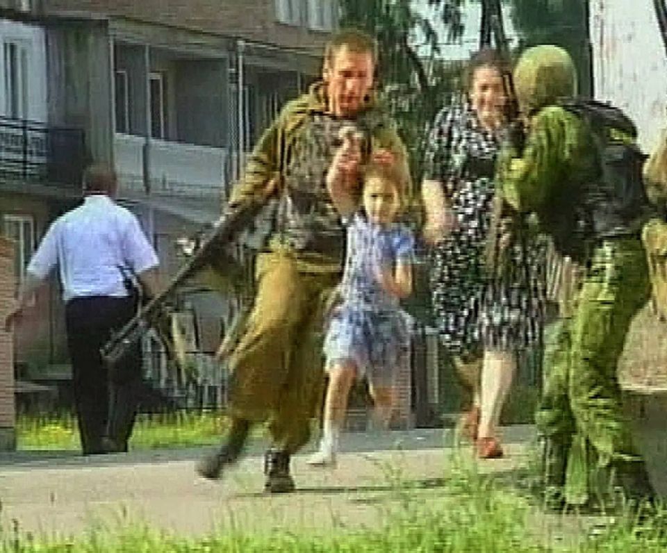Сегодня исполнился 21 год с момента теракта в Беслане, когда в 2004 году террористы захватили школу и взяли в заложники более 1000 человек, в основном детей Сегодня исполнился 21 год с момента теракта в Беслане, когда в 2004 году террористы захватили школу и взяли в заложники более 1000 человек, в основном детей