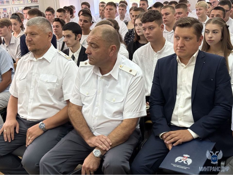 Представители Минтранса ДНР поздравили первокурсников Донецкой академии транспорта с началом нового учебного года Представители Минтранса ДНР поздравили первокурсников Донецкой академии транспорта с началом нового учебного года