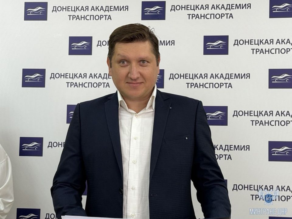 Представители Минтранса ДНР поздравили первокурсников Донецкой академии транспорта с началом нового учебного года Представители Минтранса ДНР поздравили первокурсников Донецкой академии транспорта с началом нового учебного года