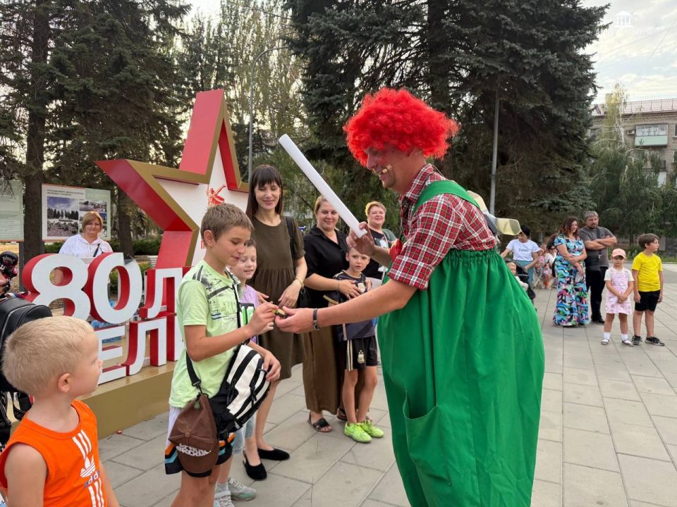 Сегодня, 1 сентября, в городе прошло праздничное первоклассное шоу, посвященное Дню знаний, специально для первоклассников Сегодня, 1 сентября, в городе прошло праздничное первоклассное шоу, посвященное Дню знаний, специально для первоклассников
