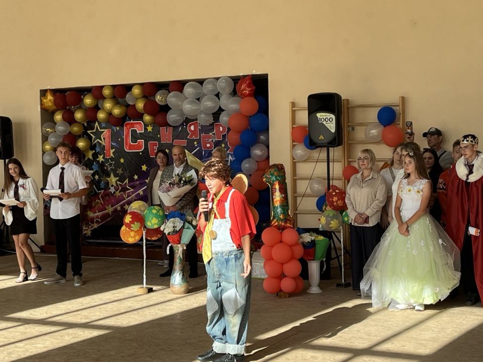 Снова школа собирает нас…. Осень приходит к нам с трогательным праздником – Днем Знаний Снова школа собирает нас…. Осень приходит к нам с трогательным праздником – Днем Знаний