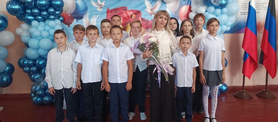 В ГБОУ «Мироновская школа №10» 1сентября прошла торжественная линейка, посвящённая Дню знаний В ГБОУ «Мироновская школа №10» 1сентября прошла торжественная линейка, посвящённая Дню знаний