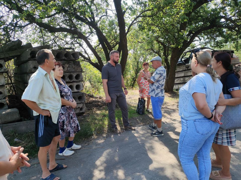 В рамках поручения главы ДНР Дениса Пушилина, 2 сентября, спикер-активист Алексей Боршош, провел встречу с жителями на подведомственной территории пгт Землянки по ул. Шевченко, 84 В рамках поручения главы ДНР Дениса Пушилина, 2 сентября, спикер-активист Алексей Боршош, провел встречу с жителями на подведомственной территории пгт Землянки по ул. Шевченко, 84