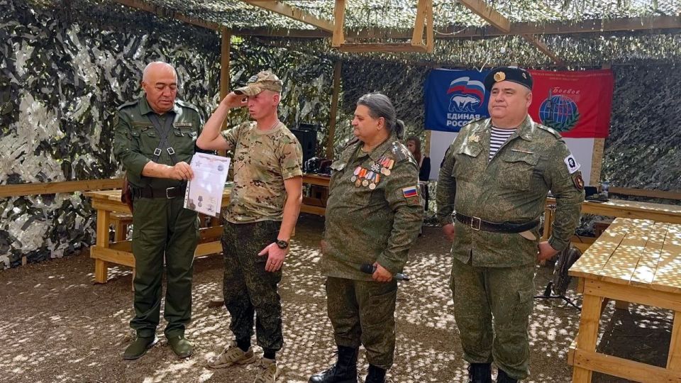 Песни, поздравления, награды: в воинской части побывали единороссы, «Боевое Братство» и «Донбасский характер» Песни, поздравления, награды: в воинской части побывали единороссы, «Боевое Братство» и «Донбасский характер»