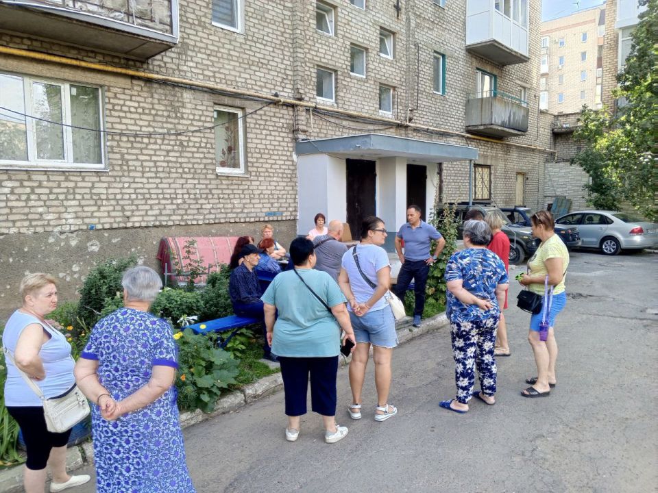 Александр Пеняев: Сегодня, 02 сентября, обсудили с жителями микрорайона Центральный, дом 8 актуальные вопросы благоустройства двора Александр Пеняев: Сегодня, 02 сентября, обсудили с жителями микрорайона Центральный, дом 8 актуальные вопросы благоустройства двора