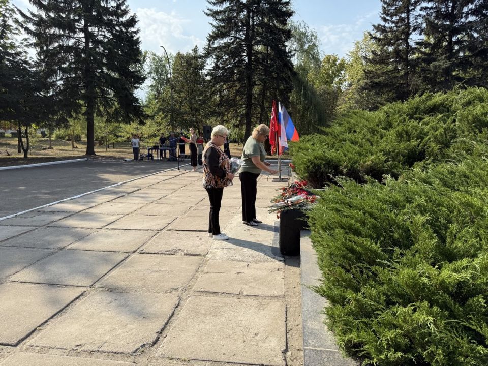 Александр Шатов: Возложение цветов к Монументу славы в честь освобождения города Шахтерска от немецко-фашистских захватчиков Александр Шатов: Возложение цветов к Монументу славы в честь освобождения города Шахтерска от немецко-фашистских захватчиков