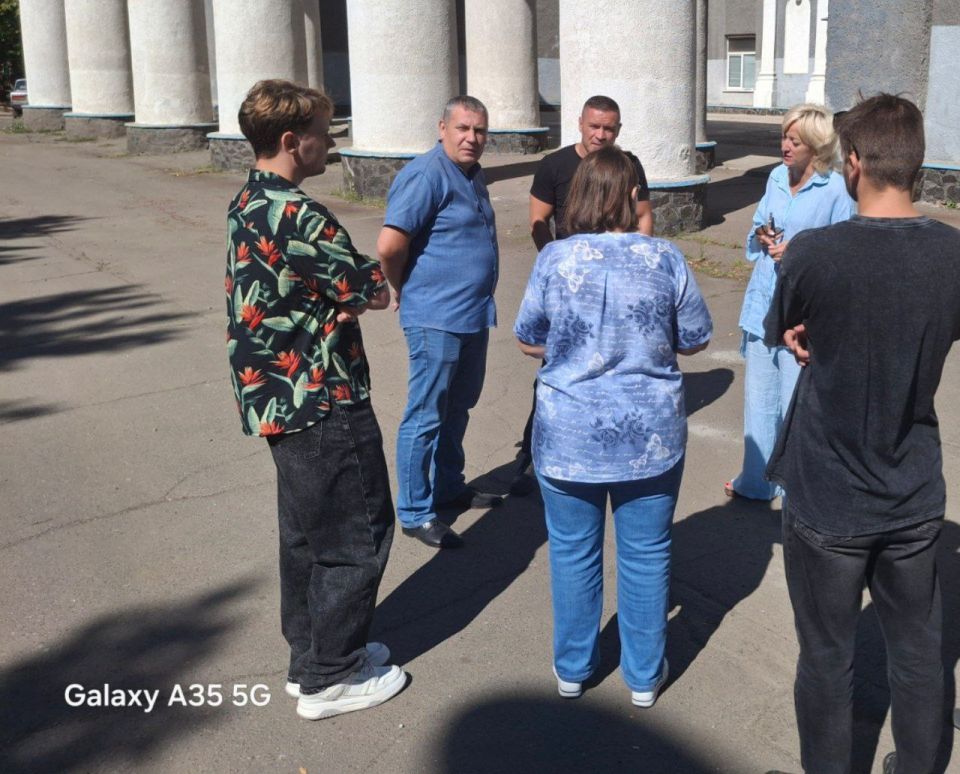 ВСТРЕЧИ С ЖИТЕЛЯМИ. Во исполнение поручения Главы Донецкой Народной Республики Дениса Пушилина, 02 сентября 2025 года, депутаты Ясиноватского муниципального совета Донецкой Народной Республики от фракции «Единая Россия» -... ВСТРЕЧИ С ЖИТЕЛЯМИ. Во исполнение поручения Главы Донецкой Народной Республики Дениса Пушилина, 02 сентября 2025 года, депутаты Ясиноватского муниципального совета Донецкой Народной Республики от фракции «Единая Россия» -...