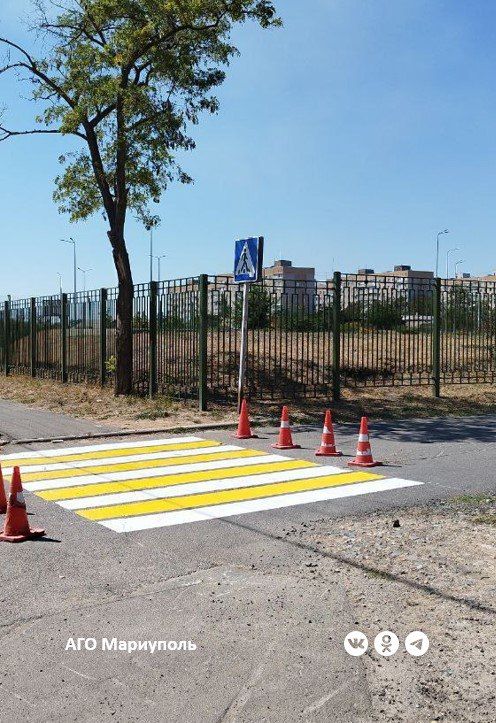 Дорожники продолжают обновлять разметку возле мариупольских школ Дорожники продолжают обновлять разметку возле мариупольских школ